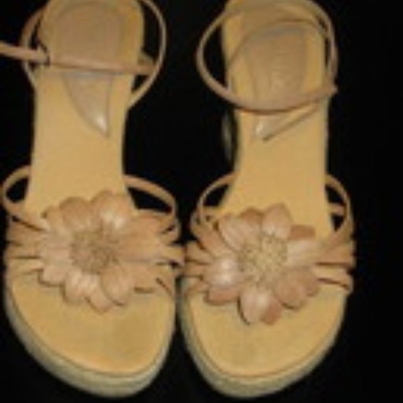 Taunt Shoes - Sandals Platform with Ankle Straps Size 7.5 Medium Taunt Tan